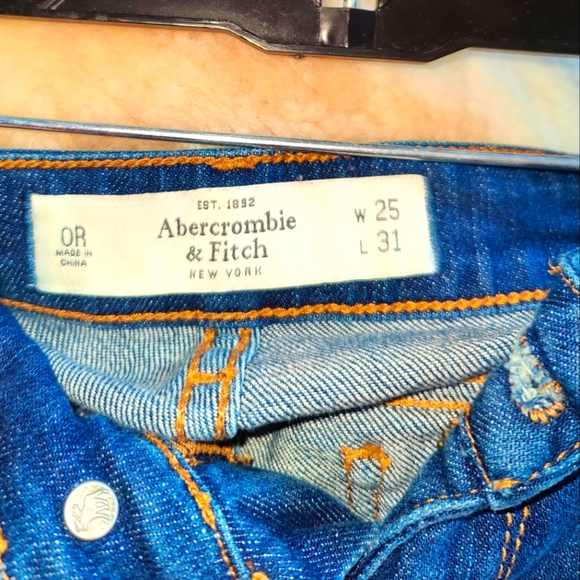 Abercrombie and Fitch ripped design - Picture 3 of 3